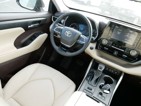 Certified 2021 Toyota Highlander XLE image 9