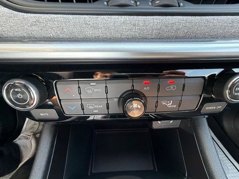 Used 2024 Jeep Compass Latitude w/ Sun and Sound Group AWD/4WD image 24
