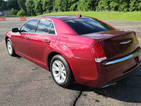 Used 2018 Chrysler 300 Touring RWD image 9