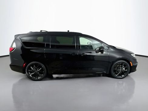 Used 2026 Chrysler Pacifica Limited w/ S Appearance Package FWD image 5