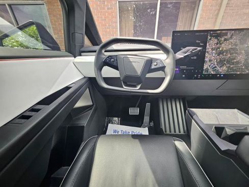 Used 2024 Tesla Cybertruck AWD Crew Cab image 4