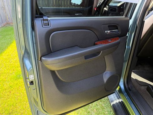 Used 2010 Chevrolet Avalanche LT image 25