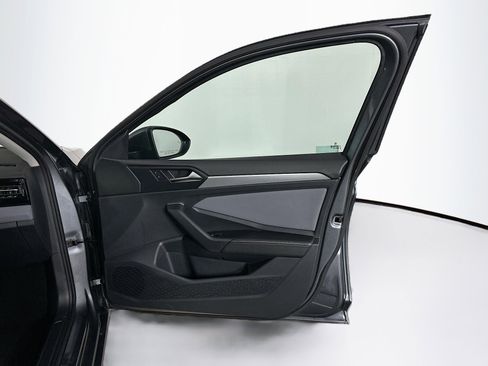 Used 2025 Volkswagen Jetta SE image 32