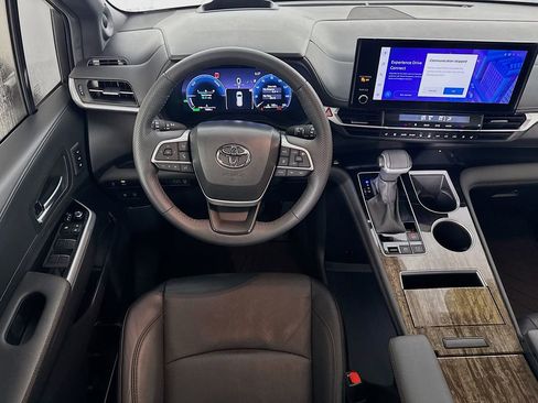 Used 2025 Toyota Sienna Platinum image 27