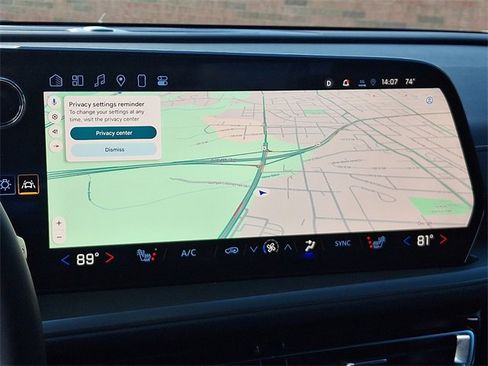 Used 2025 Chevrolet Traverse LT image 17