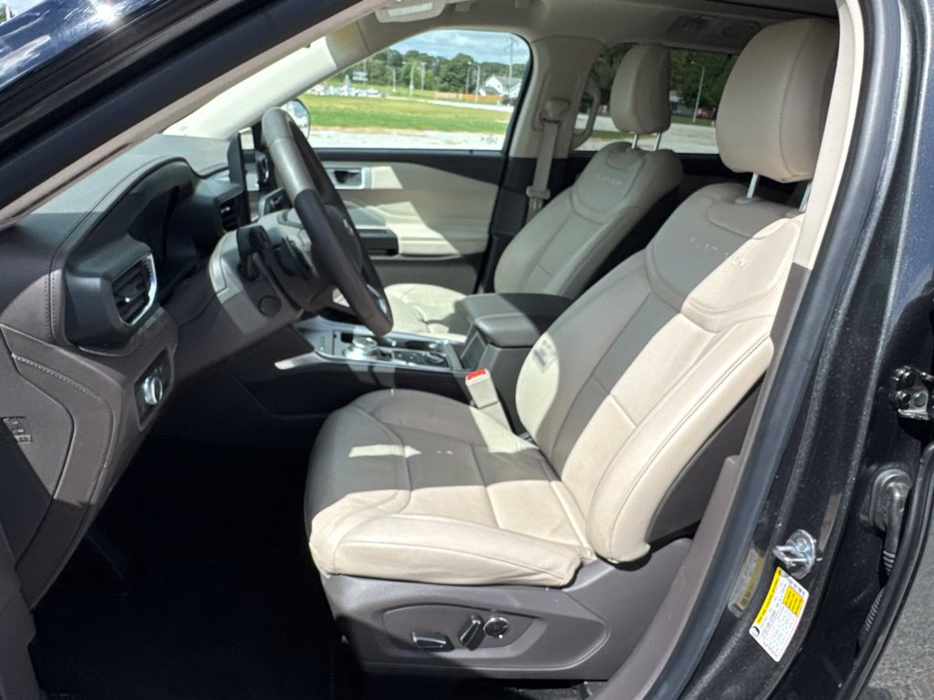 Used 2020 Ford Explorer Platinum w/ Premium Technology Package AWD/4WD image 22
