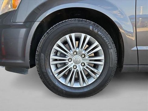 Used 2015 Chrysler Town & Country Touring-L w/ Driver Convenience Group FWD image 24