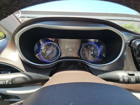 Used 2019 Chrysler Pacifica Touring-L FWD image 7