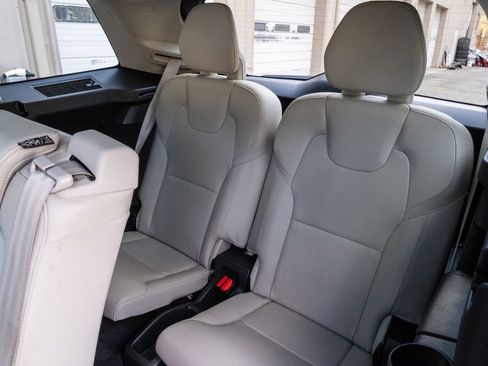 Used 2021 Volvo XC90 T6 Momentum w/ Climate Package image 31