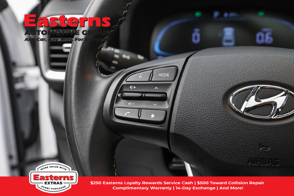 Used 2025 Hyundai Venue SEL FWD image 15