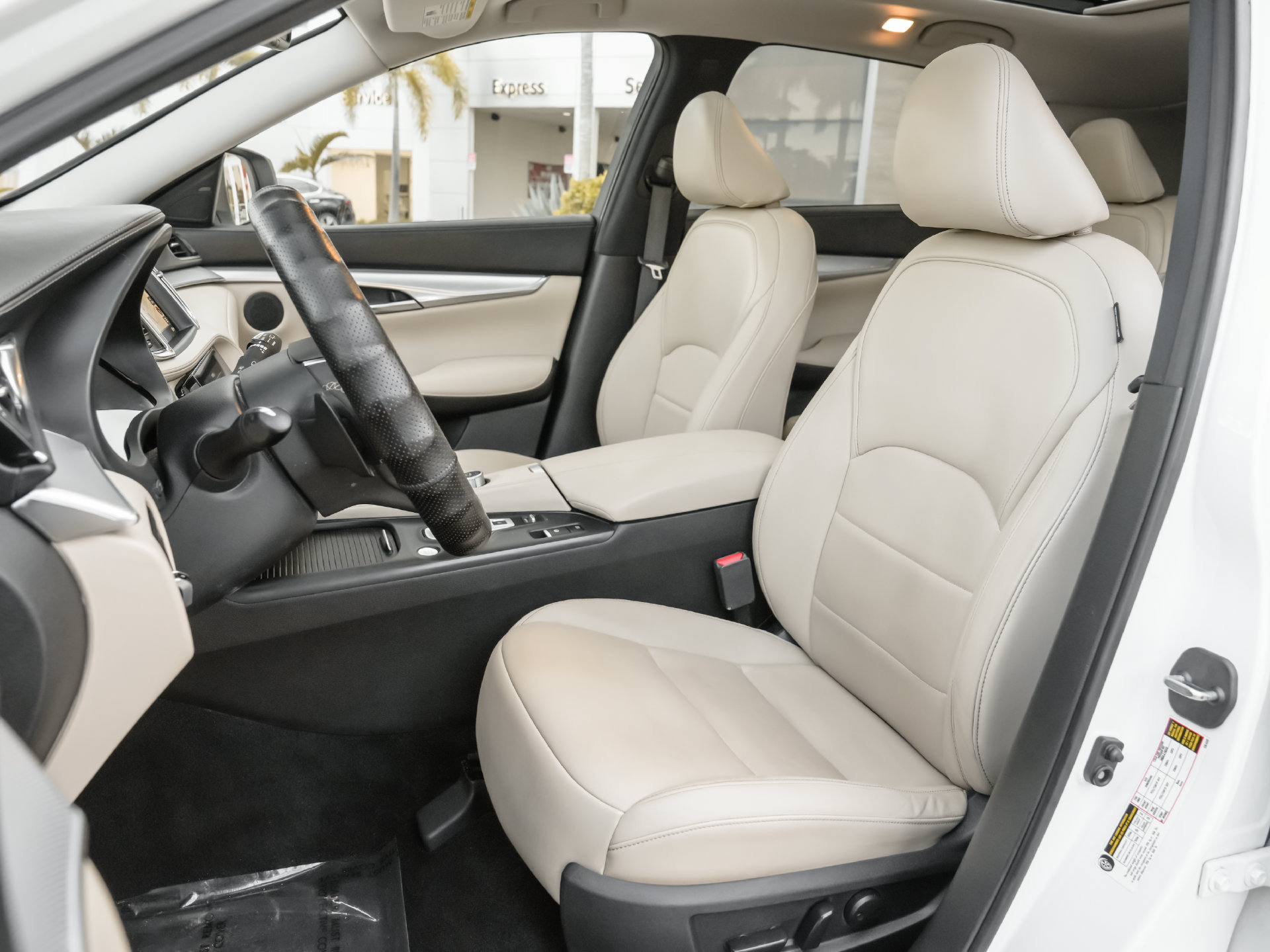 Used 2020 INFINITI QX50 Luxe w/ Navigation Package FWD image 3