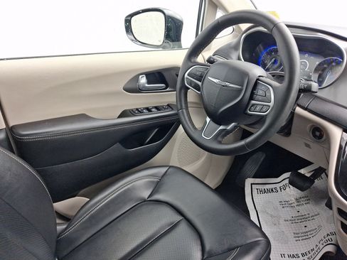 Used 2024 Chrysler Pacifica Touring-L FWD image 22