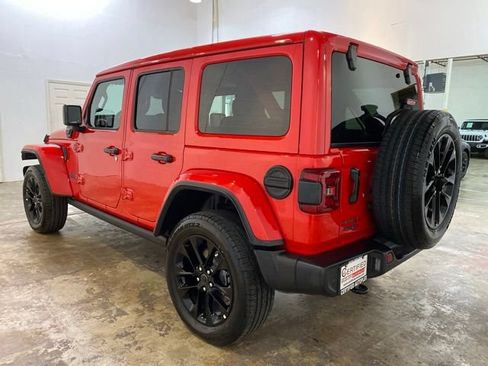 Used 2025 Jeep Wrangler Unlimited Sahara w/ Safety Group AWD/4WD image 3