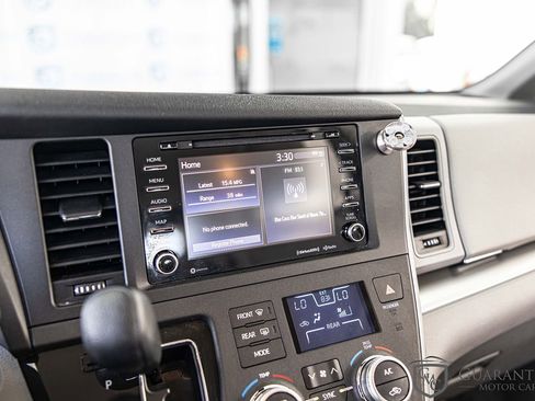 Used 2020 Toyota Sienna LE w/ LE Preferred Package FWD image 24
