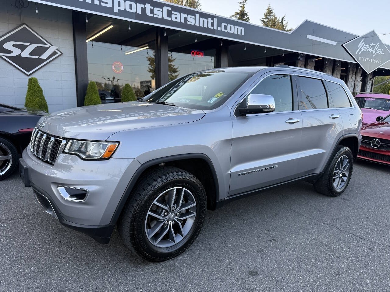 Used 2017 Jeep Grand Cherokee Limited AWD/4WD image 2