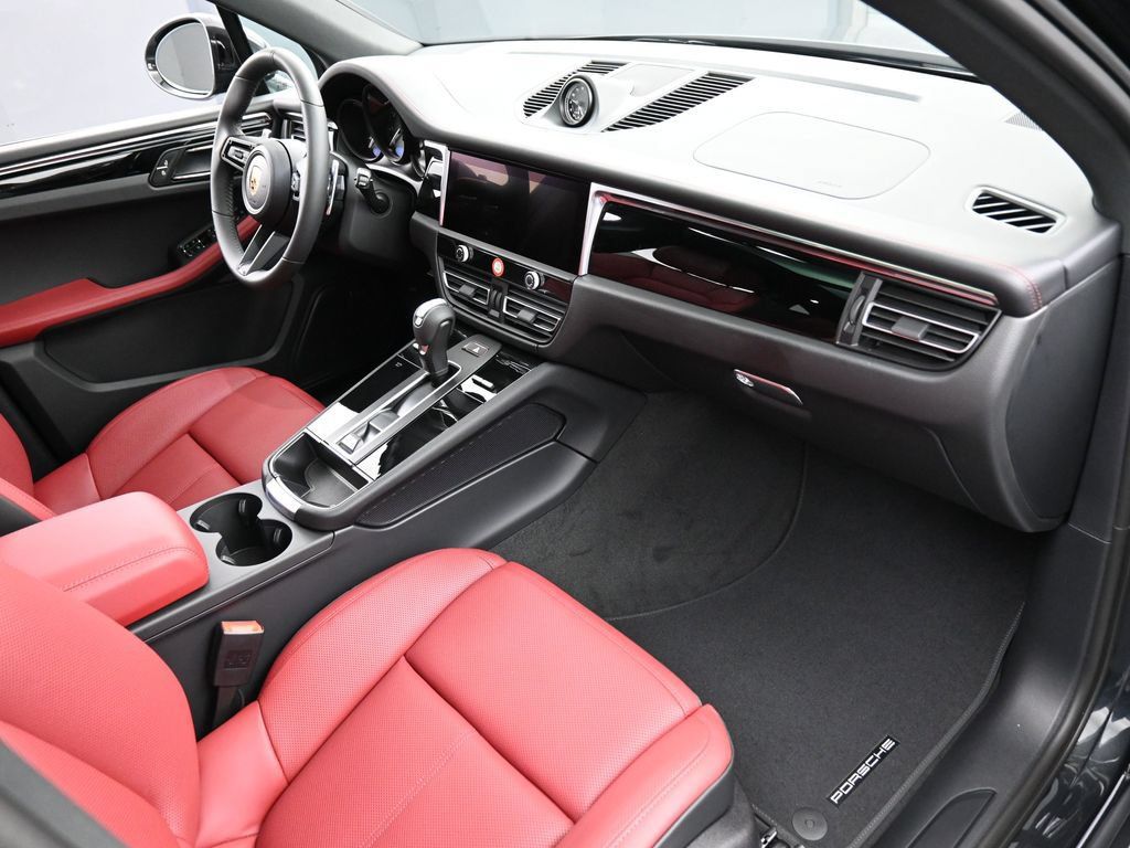 Certified 2026 Porsche Macan AWD/4WD image 32