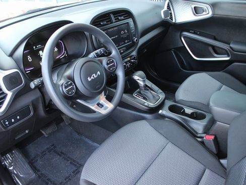 Used 2023 Kia Soul LX w/ LX Technology Package image 3