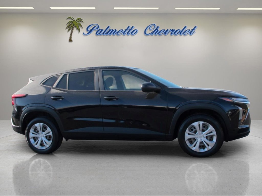 Used 2024 Chevrolet Trax LS w/ Driver Confidence Package FWD image 2
