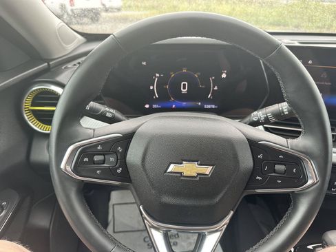 Used 2024 Chevrolet Trax LT w/ LT Convenience Package FWD image 25