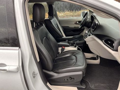 Used 2017 Chrysler Pacifica Touring-L Plus image 24