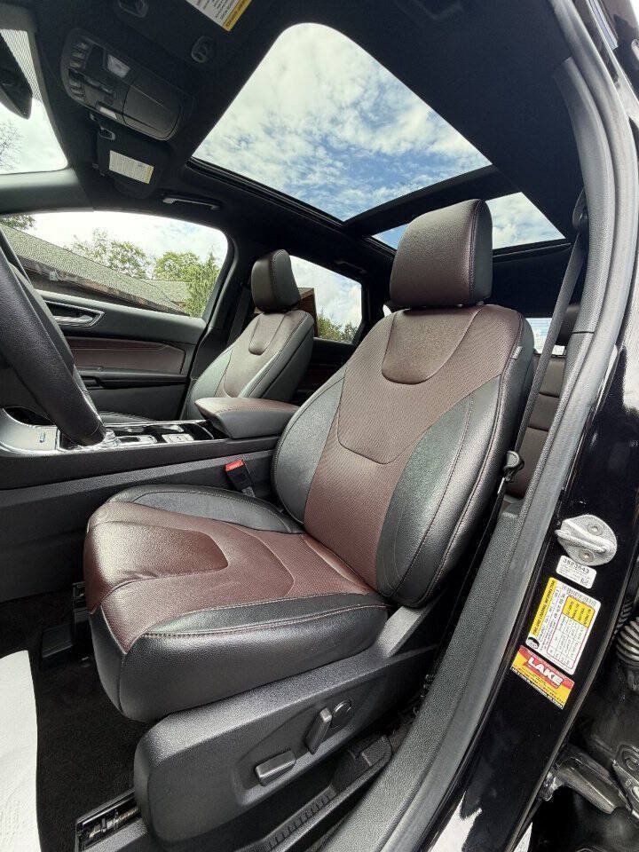 Used 2020 Ford Edge Titanium w/ Equipment Group 301A AWD/4WD image 13