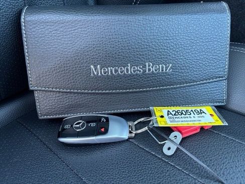 Used 2017 Mercedes-Benz E 300 4MATIC image 32