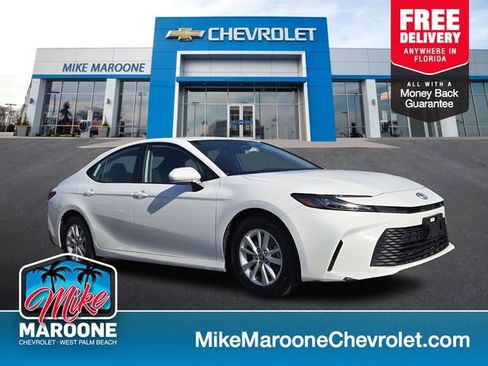 Used 2025 Toyota Camry LE image 1