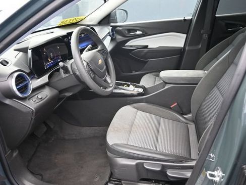 Used 2025 Chevrolet Trax LT FWD image 15