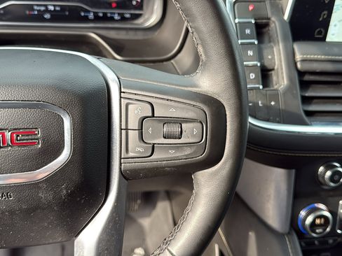 Used 2023 GMC Yukon SLT w/ SLT Luxury Package image 17