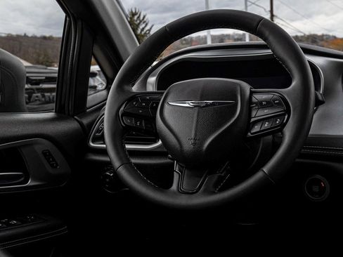 Used 2023 Chrysler Pacifica Touring-L w/ S Appearance Package image 24