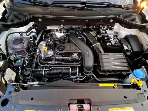 New 2026 Volkswagen Taos SE image 16