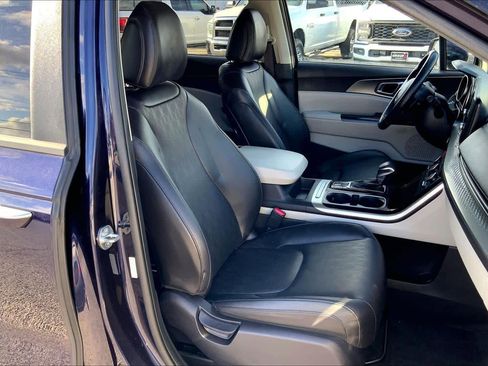 Used 2022 Kia Carnival LX image 8