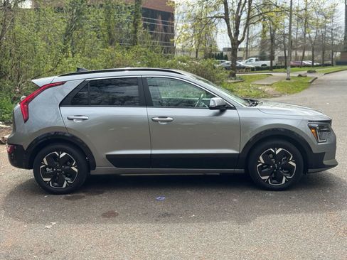 Used 2023 Kia Niro Wave FWD image 5