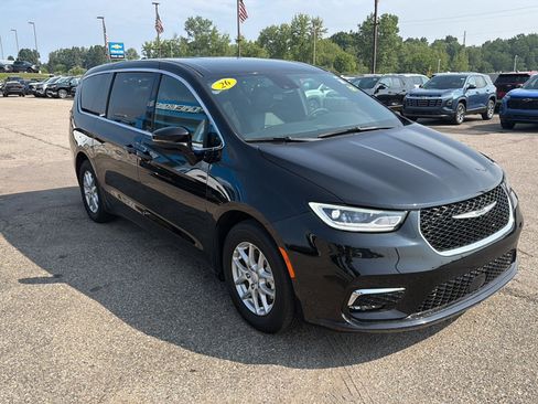 Used 2026 Chrysler Pacifica Select FWD image 3