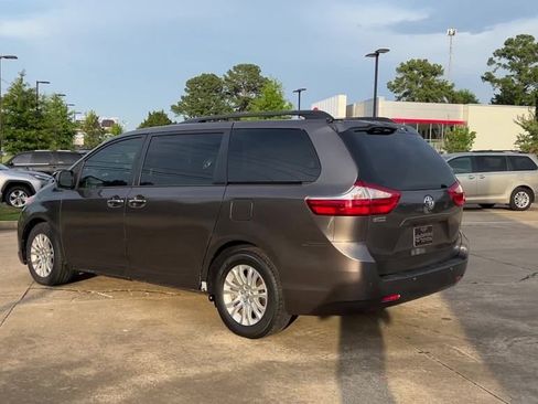 Used 2017 Toyota Sienna XLE image 3