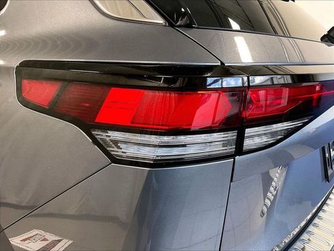 Used 2025 Volkswagen Tiguan SE w/ Panoramic Sunroof Package AWD/4WD image 34