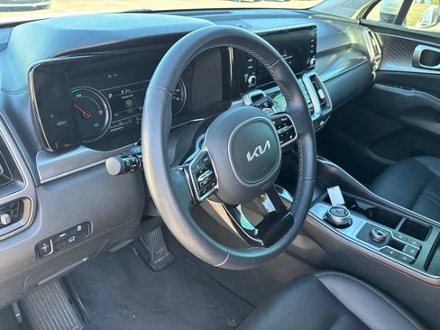 Used 2023 Kia Sorento EX w/ Panoramic Sunroof Package AWD/4WD image 3
