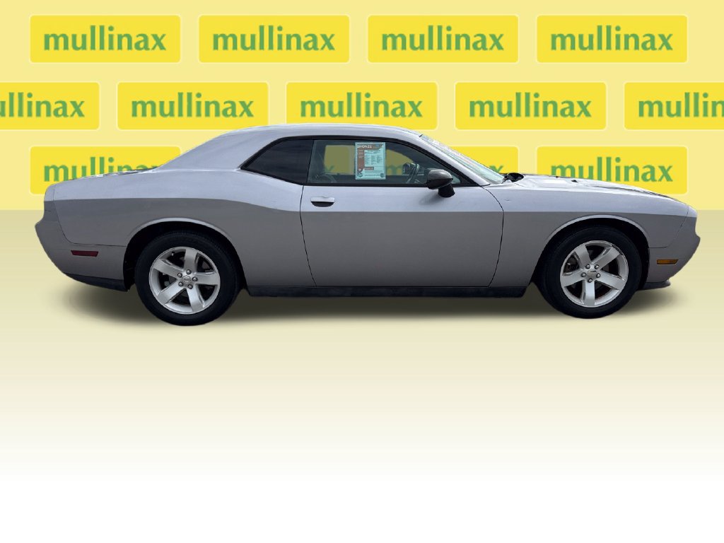 Used 2014 Dodge Challenger SXT RWD image 2