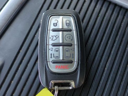 Used 2023 Chrysler Pacifica Touring-L FWD image 30