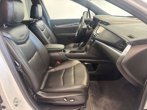 Used 2025 Cadillac XT6 Luxury image 15