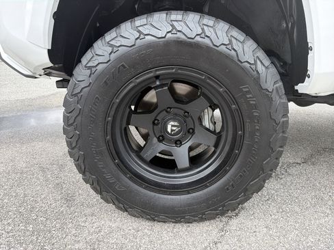 Used 2022 Toyota Tacoma SR5 w/ Technology Package RWD image 12