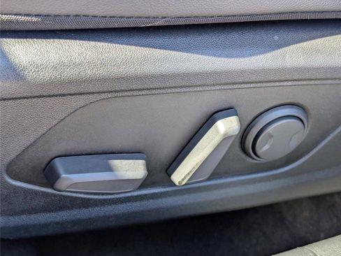 Used 2025 Hyundai Elantra Limited image 21