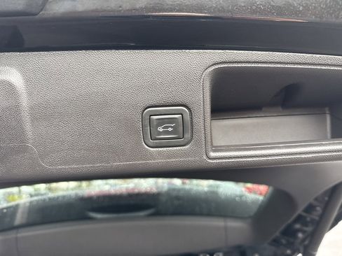 Used 2024 GMC Terrain SLT image 20