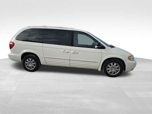 Used 2003 Chrysler Town & Country Limited image 22