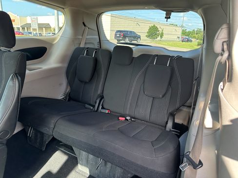 Used 2022 Chrysler Voyager LX FWD image 17