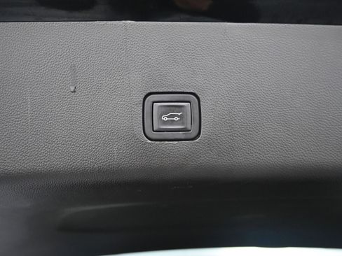 Used 2023 Chevrolet Traverse RS image 33