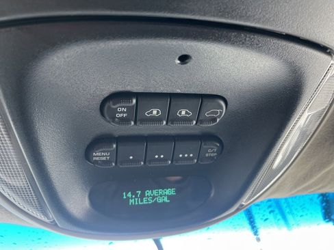 Used 2001 Chrysler Town & Country Limited image 23