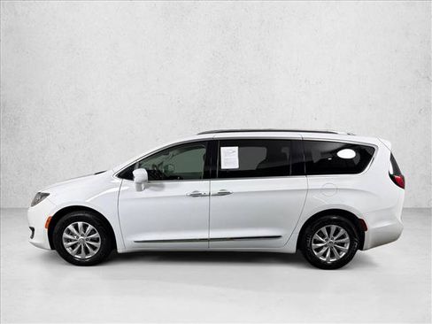 Used 2019 Chrysler Pacifica Touring-L FWD image 6