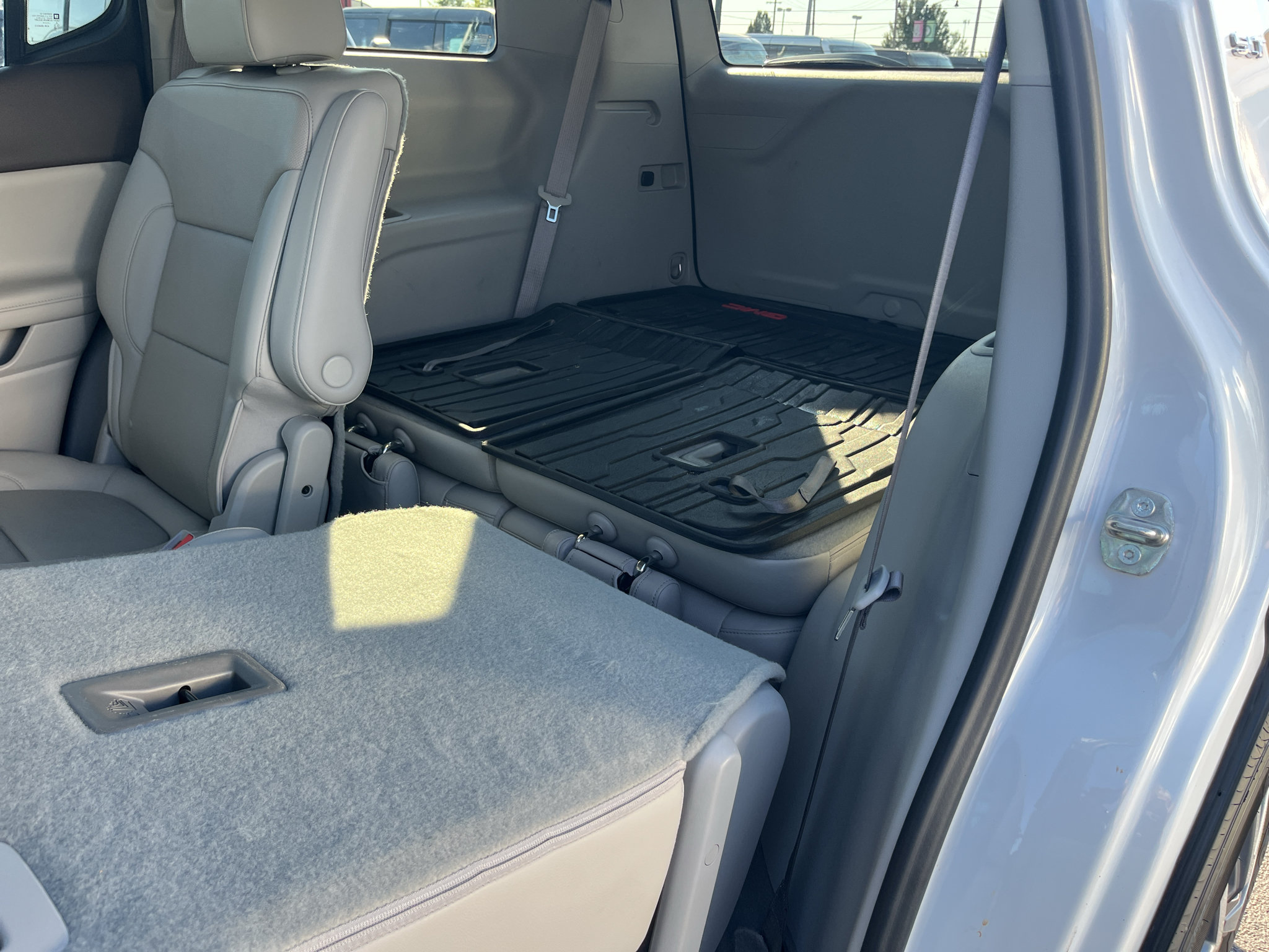 Used 2021 GMC Acadia SLT w/ LPO, Bright Accent Package FWD image 26