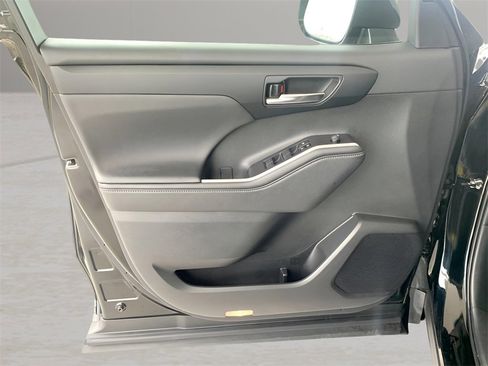 Used 2024 Toyota Highlander XLE image 11